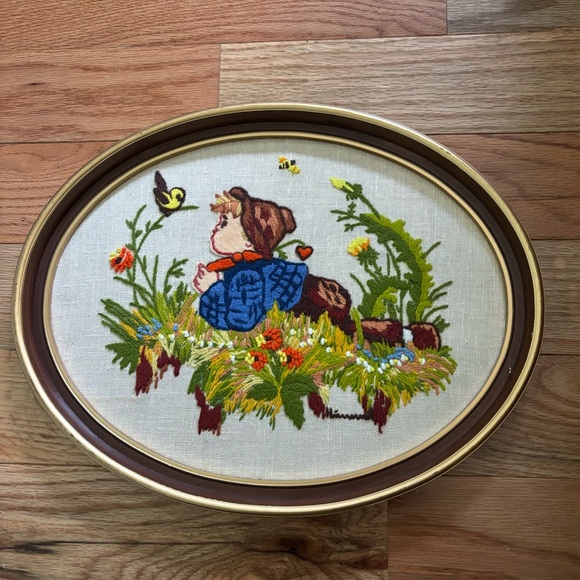 Vintage Other - Vintage Embroidered Oval Frame Artwork